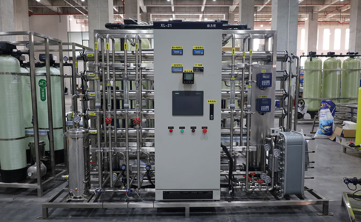 配方中所使用的 “水”几乎不会是普通自来水，而是经过严格处理的纯水